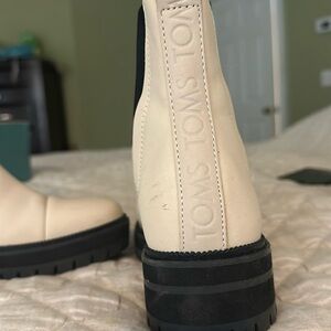 Tom’s - Dakota light tan water resistant name boots. Size 7.5.